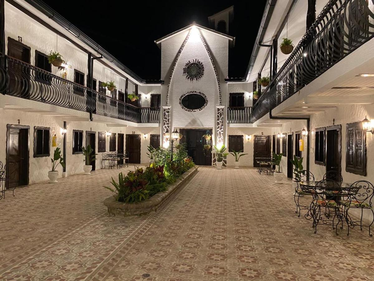 Casa Hotel Las Orquideas 锡卡西亚 外观 照片